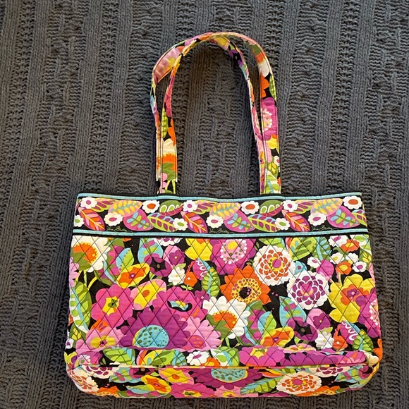 EUC Vera Bradley Bag in a beautiful and colorful print! - Picture 2 of 5